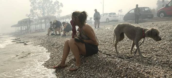 Κινέτα: Απελπισμένοι και εξοργισμένοι κάτοικοι εγκλωβισμένοι στην παραλία (Εικόνες)